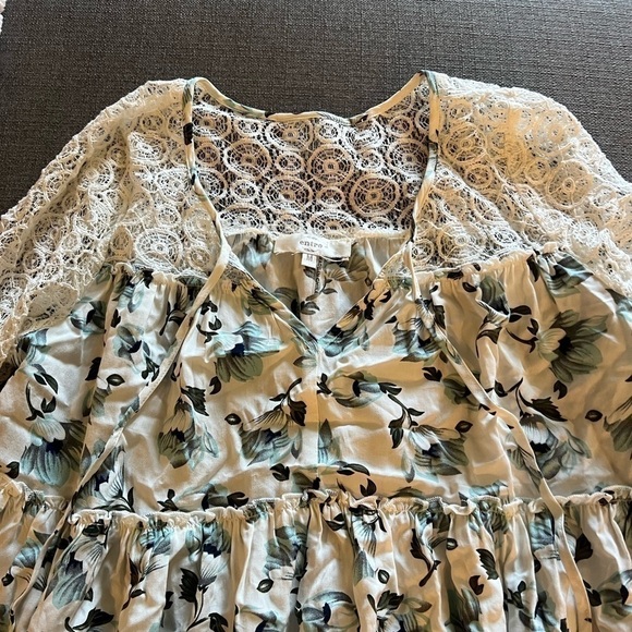 Women's Blouse - Picture 2 of 3